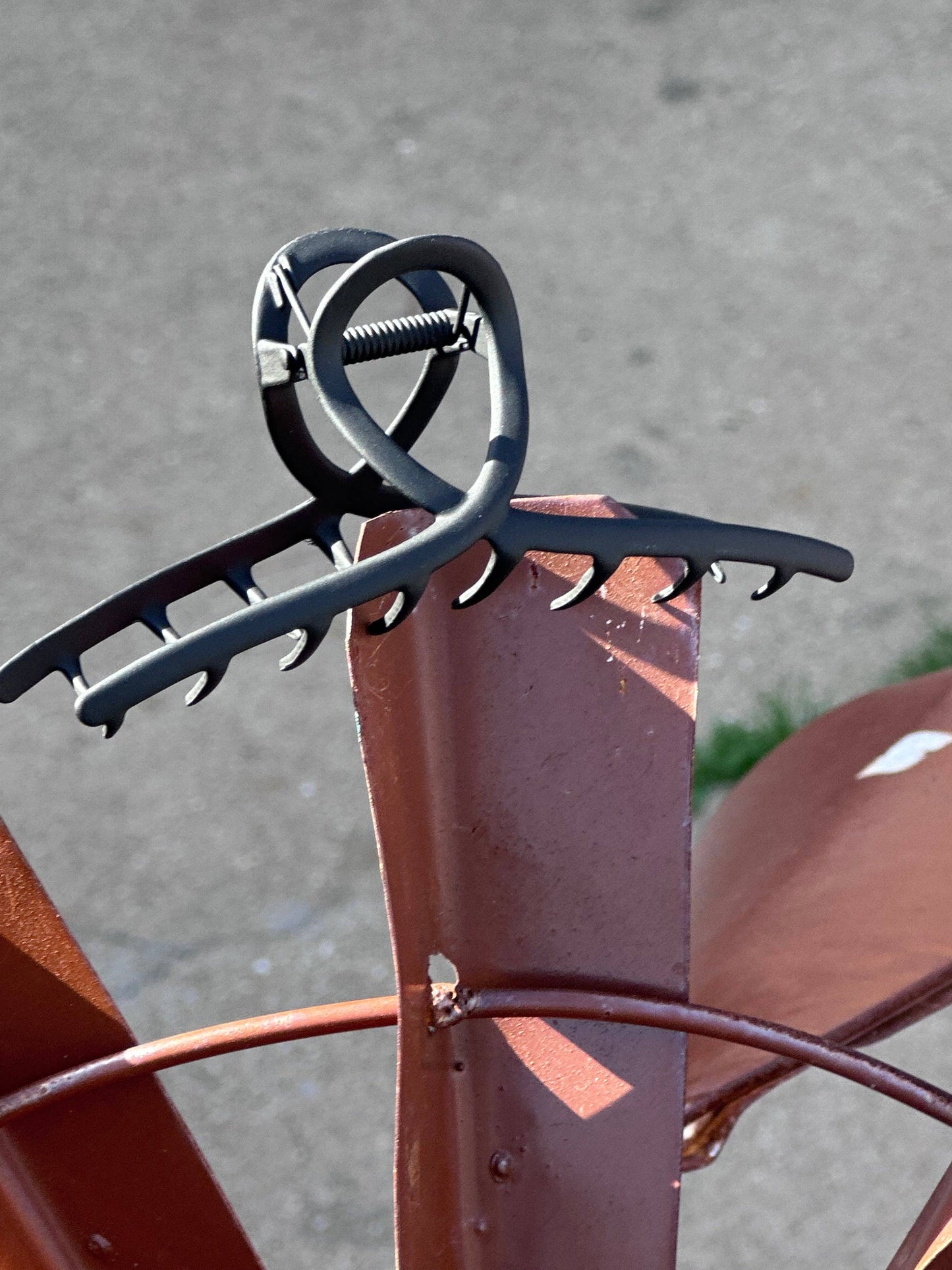 Black Metal Claw Clip